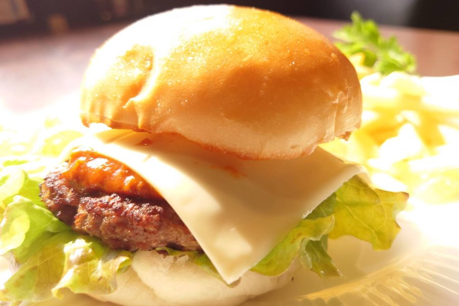 雨情の里牛チーズバーガー（ポテト付）